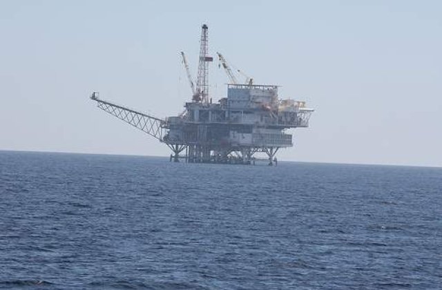 Zeci de romani captivi pe o platforma in Libia