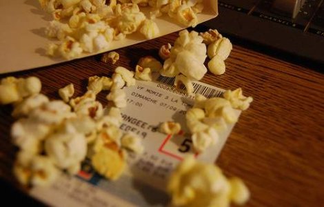 Omorat la cinema pentru ca manca popcorn!