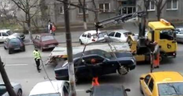 Au "comis-o" din nou: Masina saltata cu tot cu copil!