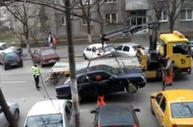 Au "comis-o" din nou: Masina saltata cu tot cu copil!