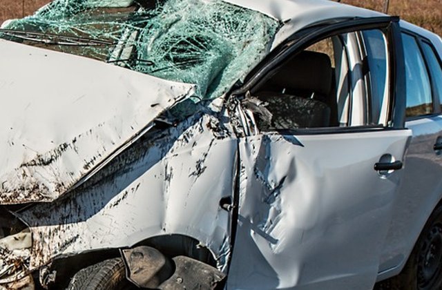 Buzau: Doua persoane au murit, iar alte 5 au fost ranite intr-un accident in care au fost implicate trei masini