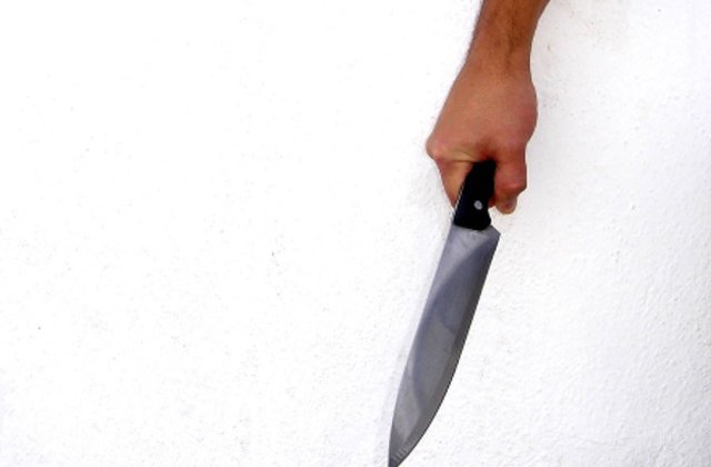 [Update] Un barbat suspectat ca si-ar fi ucis fiul cu o lovitura de cutit in inima a fost arestat preventiv