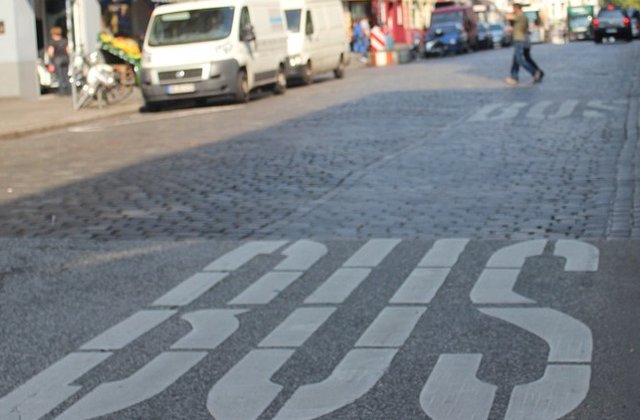 Marsilia: O persoana a fost ucisa, iar alta ranita de un vehicul care a intrat in doua statii de autobuz