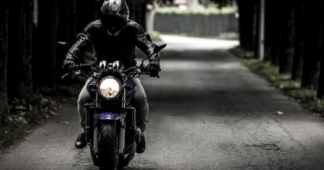 Un motociclist a fost lovit de o masina de Politie dupa o urmarire de zece kilometri