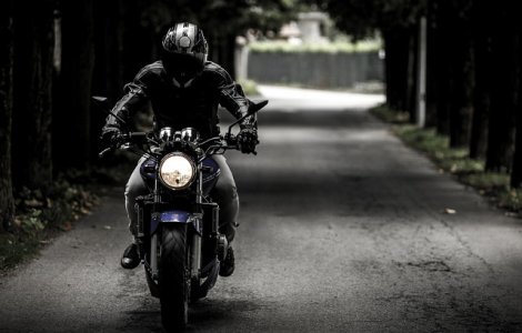 Un motociclist a fost lovit de o masina de Politie dupa o urmarire de zece kilometri