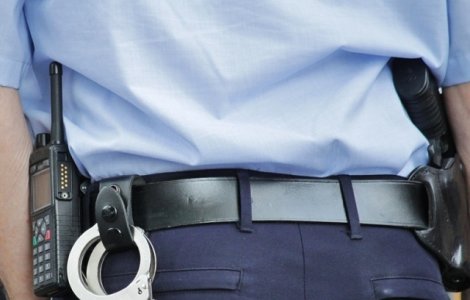 Un politist a fost impuscat in timp ce urmarea braconieri intr-o padure. 12 persoane, duse la audieri