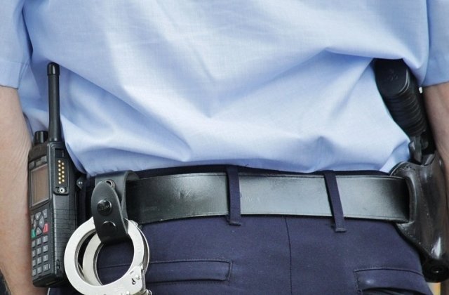 Un politist a fost impuscat in timp ce urmarea braconieri intr-o padure. 12 persoane, duse la audieri