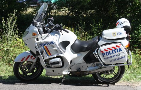 Motociclistul lovit cu masina de un echipaj de politie este la randul sau politist