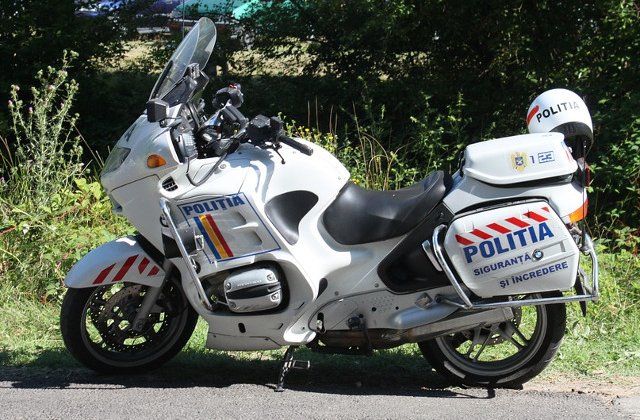 Motociclistul lovit cu masina de un echipaj de politie este la randul sau politist