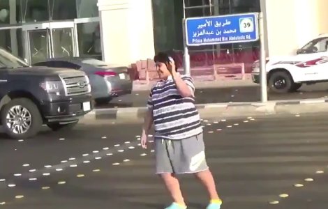 Un adolescent care a fost filmat dansand ”Macarena” pe o strada din orasul saudit Djedda a fost retinut de politie / VIDEO