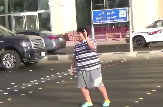Un adolescent care a fost filmat dansand ”Macarena” pe o strada din orasul saudit Djedda a fost retinut de politie / VIDEO