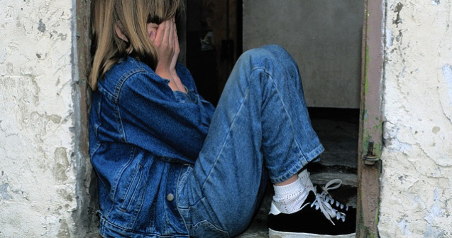 O adolescenta de 15 ani a fost violata de propriul tata. Fata l-a inregistrat