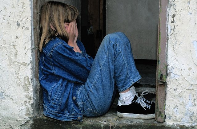 O adolescenta de 15 ani a fost violata de propriul tata. Fata l-a inregistrat