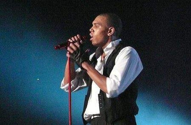 [VIDEO] Chris Brown are voie sa se apropie de Rihanna