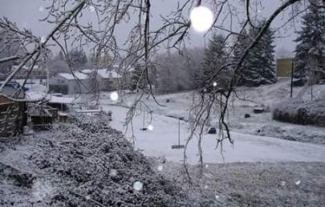 Trafic ingreunat in 14 judete, din cauza ninsorii