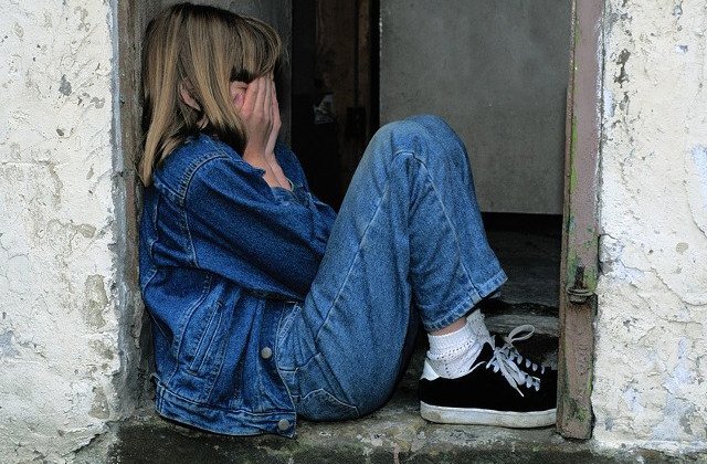 O fetita de 12 ani planuia sa-si ucida parintii de dragul iubitului