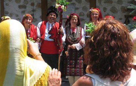 Bulgarii, "mituiti" sa devina romani