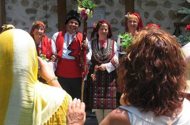 Bulgarii, "mituiti" sa devina romani