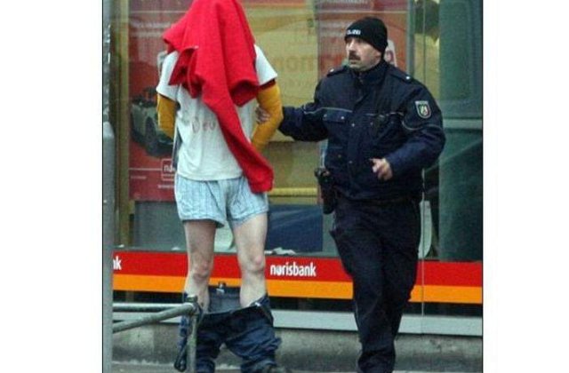 Un hot a dat in judecat Politia pentru ca a fost arestat in chiloti