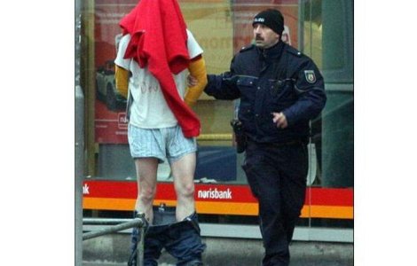 Un hot a dat in judecat Politia pentru ca a fost arestat in chiloti