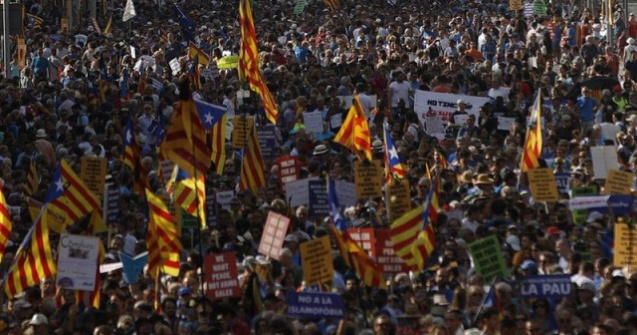  Video  500.000 de oameni, in strada la Barcelona. Regele Spaniei a fost huiduit