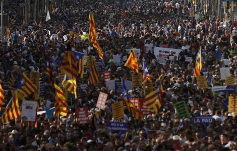  Video  500.000 de oameni, in strada la Barcelona. Regele Spaniei a fost huiduit