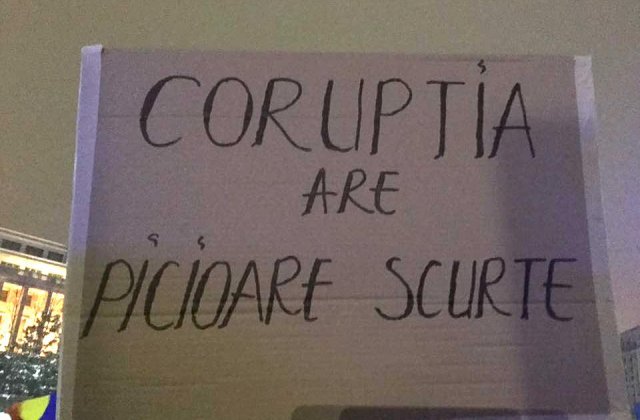 Proteste in mai multe orase din tara. Peste 1.000 de oameni sunt in Piata Victoriei