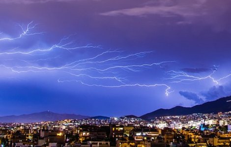 Informare meteo: Furtuni in cea mai mare parte a tarii, pana marti dimineata