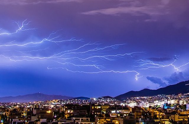 Informare meteo: Furtuni in cea mai mare parte a tarii, pana marti dimineata