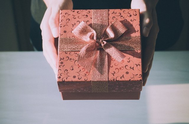 9 cele mai bizare cadouri oferite vreodata. Ce ai face daca ai primi o carte legata in piele de om?