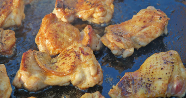 Produse alimentare expirate de cel putin doua saptamani, gasite la unitati din Satul de Vacanta din Mamaia