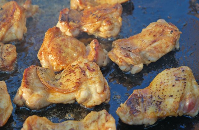 Produse alimentare expirate de cel putin doua saptamani, gasite la unitati din Satul de Vacanta din Mamaia