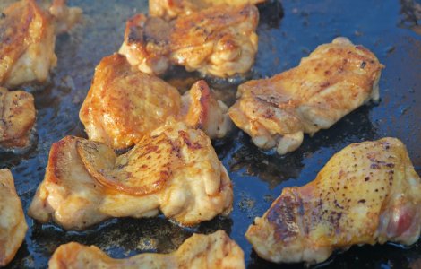 Produse alimentare expirate de cel putin doua saptamani, gasite la unitati din Satul de Vacanta din Mamaia