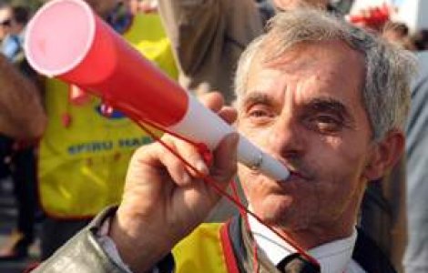 Profesorii ameninta cu greva generala, dupa ce guvernul a decis amanarea majorarii salariilor