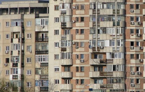 O femeie a murit dupa ce a cazut de la etajul al saptelea al blocului in care locuia