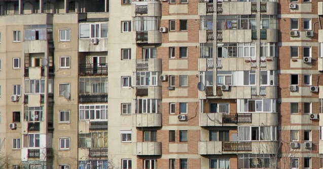 O femeie a murit dupa ce a cazut de la etajul al saptelea al blocului in care locuia