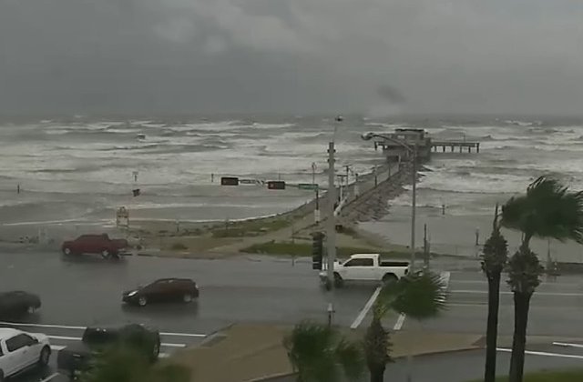 Risc de explozie la o uzina chimica, dupa uraganul Harvey