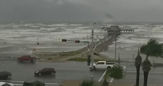 Risc de explozie la o uzina chimica, dupa uraganul Harvey