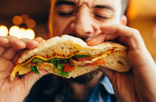 Top 10 cele mai ciudate fobii legate de mancare. Stiai ca exista oameni care se tem de vin?