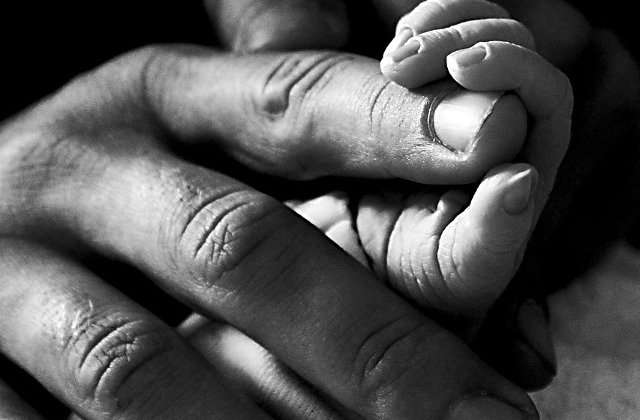 Un bebelus, aruncat de mama sa in WC, a fost salvat de politisti