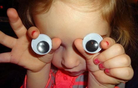  Top  Sunt absolut adorabili! Ce fac copiii cand raman singuri acasa, in 10+ imagini amuzante