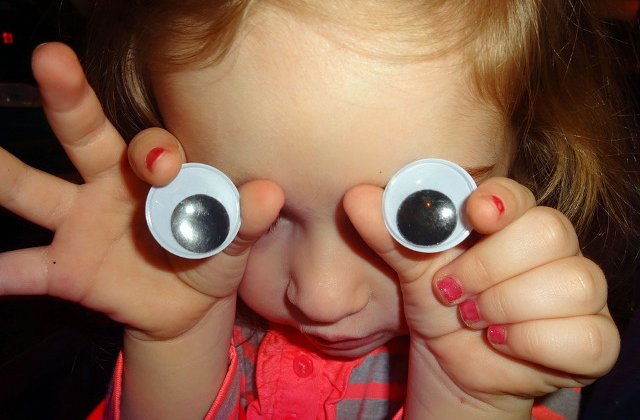 Sunt absolut adorabili! Ce fac copiii cand raman singuri acasa, in 10+ imagini amuzante