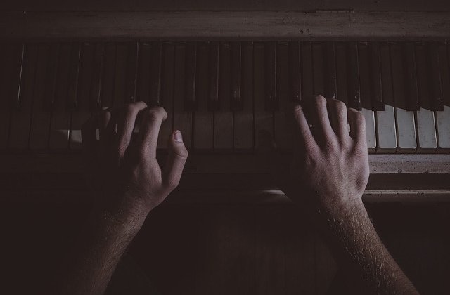 [Video] Un clip in care un barbat canta la pian, in casa sa, distrusa de uraganul Harvey, a devenit viral