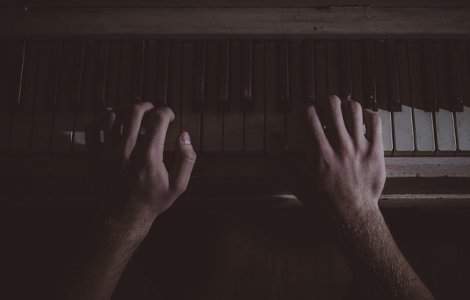  Video  Un clip in care un barbat canta la pian, in casa sa, distrusa de uraganul Harvey, a devenit viral