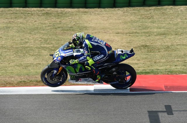 Valentino Rossi, dus de urgenta la spital: "Se simte foarte rau, are dureri foarte mari"