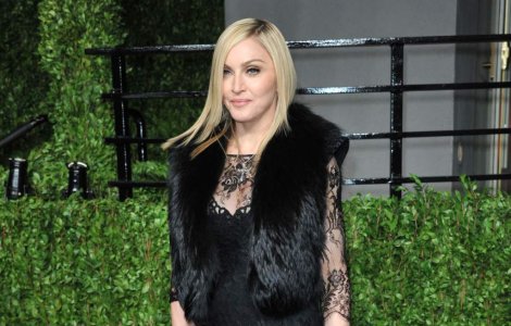  Foto  Madonna, cu fundul la vedere