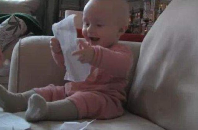 [VIDEO] Un bebelus face senzatie pe YouTube