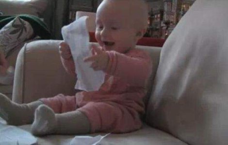  Video  Un bebelus face senzatie pe YouTube