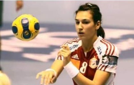 Cristina Neagu a scapat de operatie