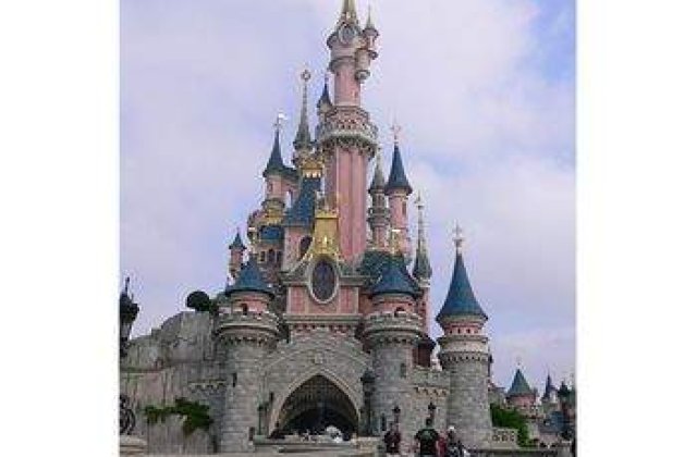 Copiii zboara, stau si se distreaza gratis la Disneyland Paris